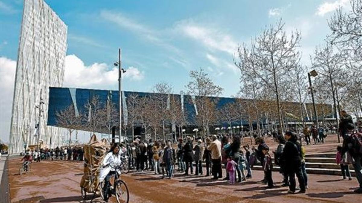 Largas colas para acceder al nuevo Museu Blau del edificio Fòrum, ayer por la mañana.