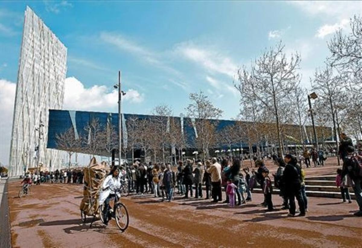 Llargues cues per accedir al nou Museu Blau de l’edifici Fòrum, ahir al matí. Llargues cues per accedir al nou Museu Blau de l’edifici Fòrum, ahir al matí.