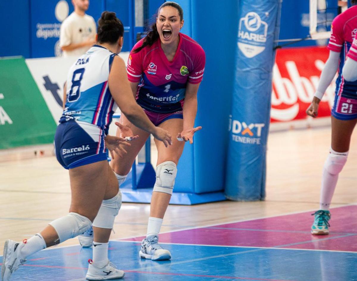 Carolina Camino y Marga Pizá celebran tras lograr un punto.
