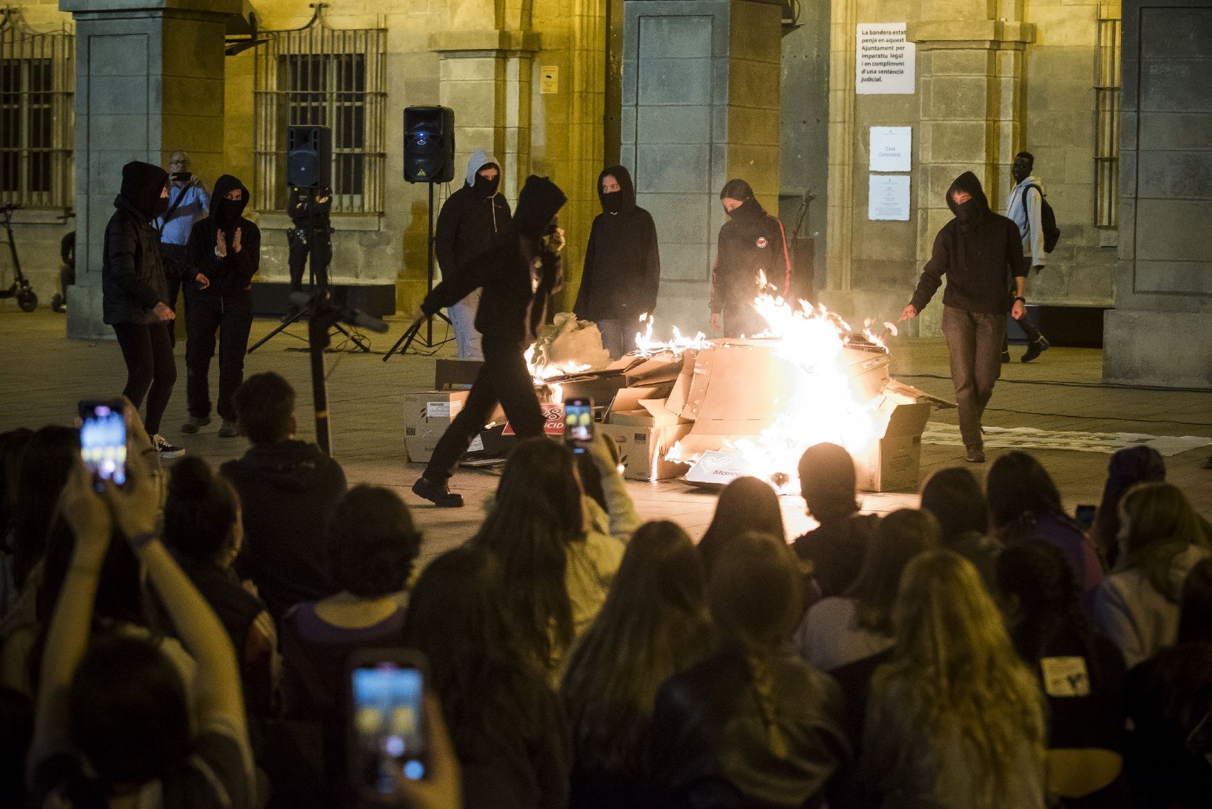 Manresa condemna la violència masclista en la manifestació del 8M