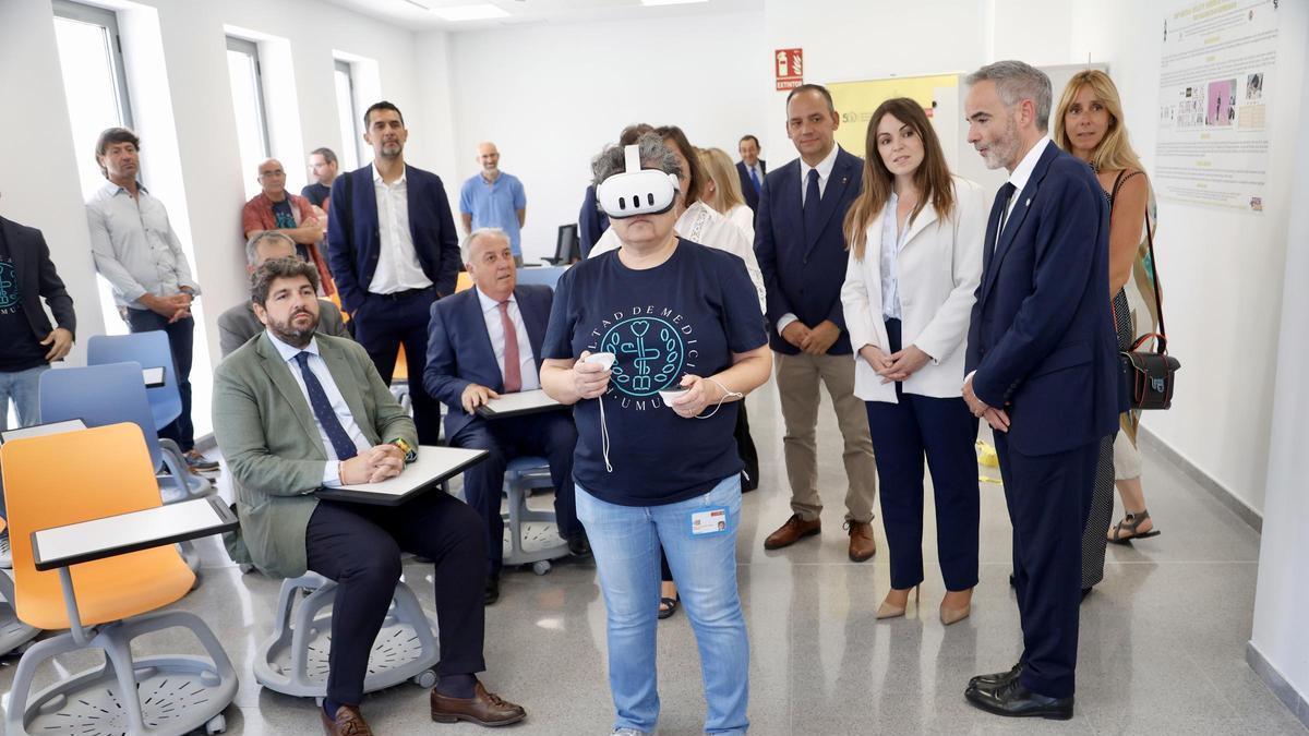 Así entrenarán los futuros médicos de la UMU: realidad virtual, simuladores y cirugía robótica