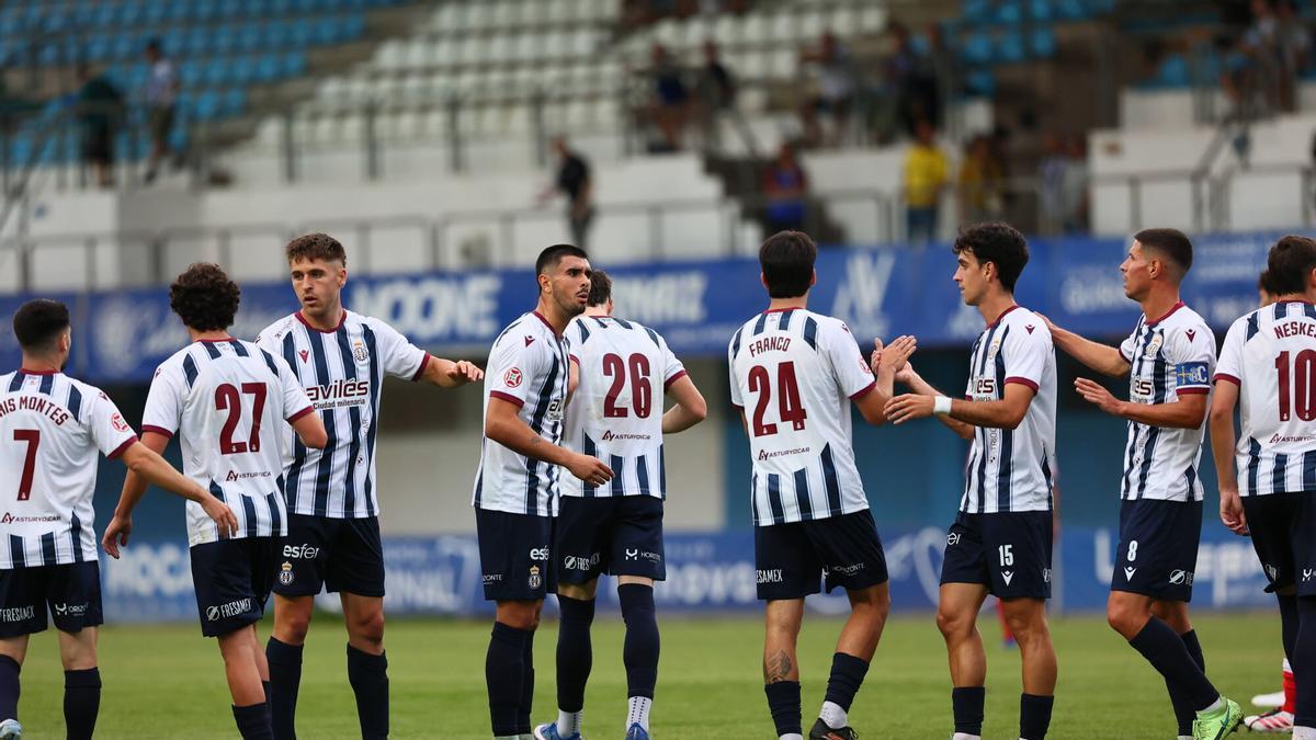 Los jugadores del Avilés, durante el amistoso ante el Sporting Atlético