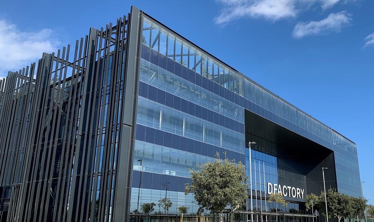 Fachada sur del edificio DFactory Barcelona, en la Zona Franca de la capital catalana, con el vidrio SelectSun de Ariño Duglass.
