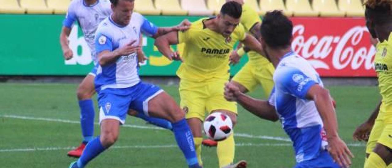 El lateral Hermosa, ayer, trata de impedir el remate del delantero del Villarreal B Rubén Mesa.