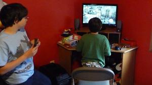 Dos menores juegan al videojuego ’Assasin’s Creed 2’.