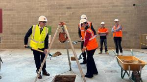 Salvador Illa y Marta Farrés colocan la primera piedra del nuevo campus de la UAB que su ubicará en la antigua fábrica Artèxtil