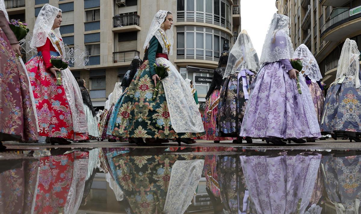 Primera joranda de Ofrenda en València: el tiempo respetó el desfile pese a la lluvia recogida hasta después de la mascletà.