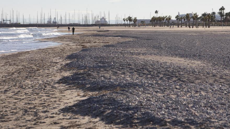 Las piedras avanzan en la playa de Canet aún sin eventos extremos