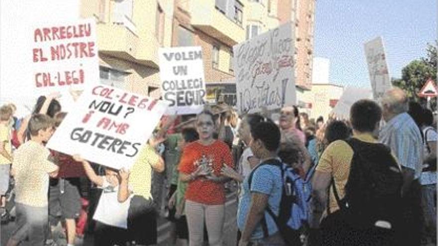 Padres y alumnos han participado con pancartas en varias protestas.