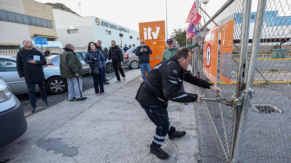 Propietarios de talleres colocan cadenas a la entrada de la ITV en señal de protesta