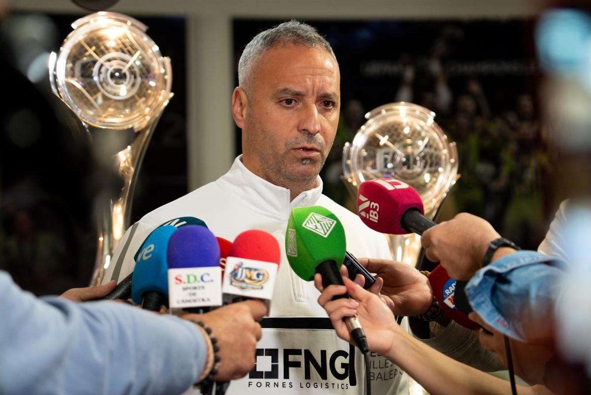 Vadillo atiende a los periodistas ante dos de las Champions.