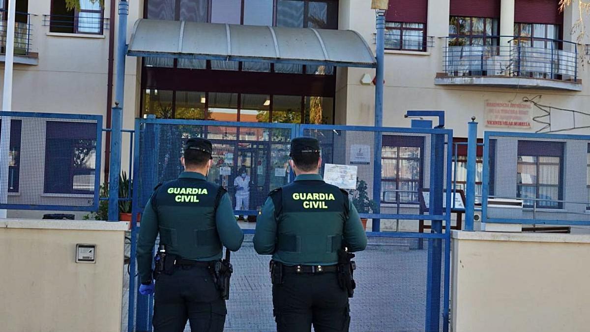 Dos agentes de la Guardia Civil, frente a una residencia de ancianos en Morella. | LEVANTE-EMV