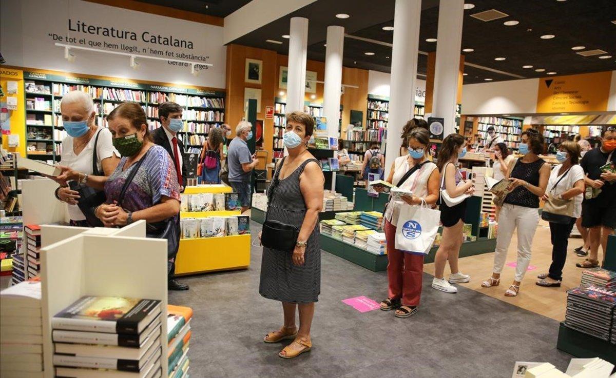 Colas de compradores en la Casa del llibre del paseo de Gràcia.