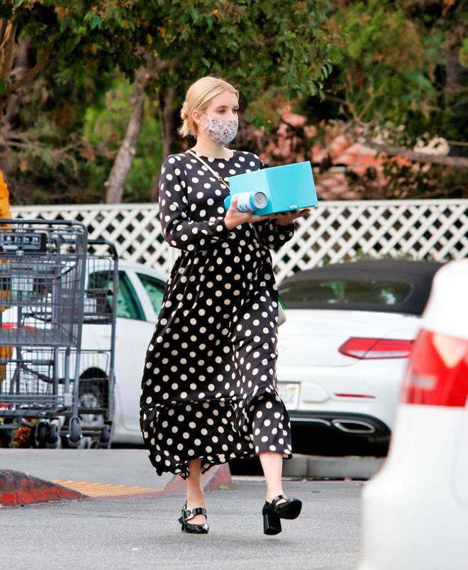 Emma Roberts luce su barriguita de embarazada con vestido de lunares de H&amp;M