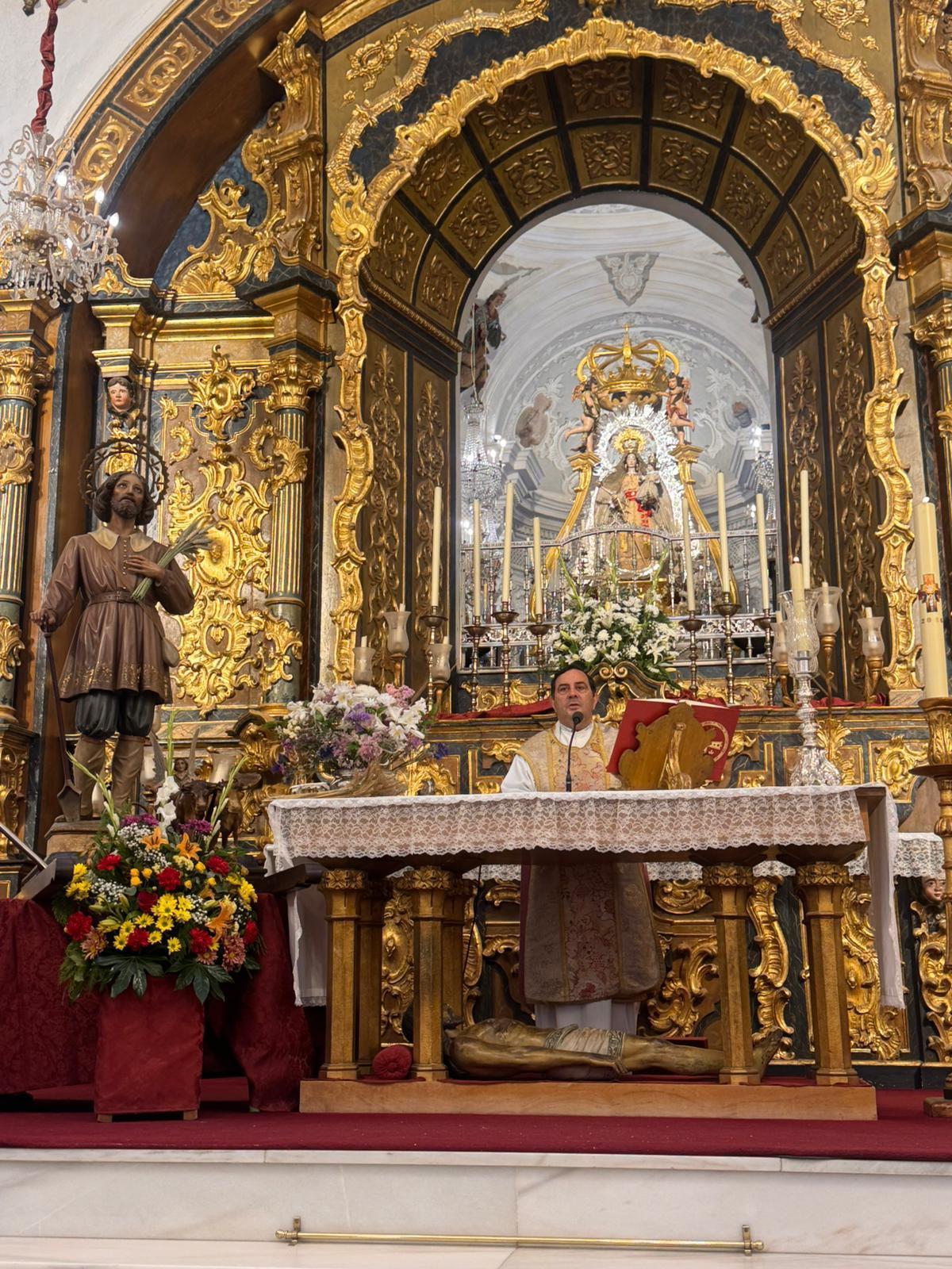 Una de las últimas imágenes de la Virgen de los Remedios durante la eucaristía en honor a San Isidro, antes de que se produjera el robo de sus joyas.