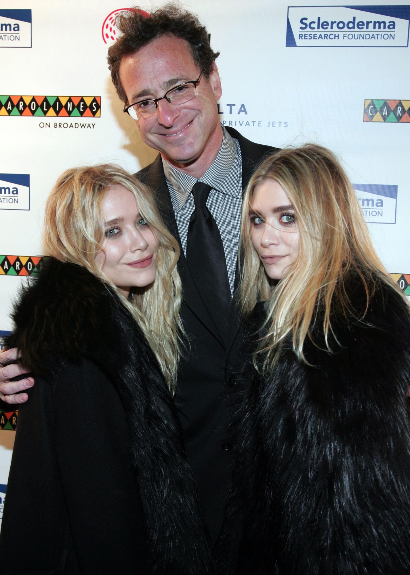 El actor Bob Saget, junto a las hermanas Olsen, en 2010