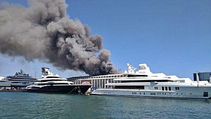 Incendi al port de Barcelona