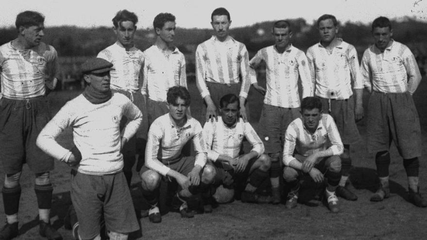 Formación del Sporting en la eliminatoria que dio el pase a la semifinal en 1923, por la izquierda, Meana, Germán, Morilla, Palacios, Arcadio, Argüelles, Virgilio, Corsino, Bolado, Amadeo y Salas.  | COLECCIÓN DE FRICHU YUSTAS