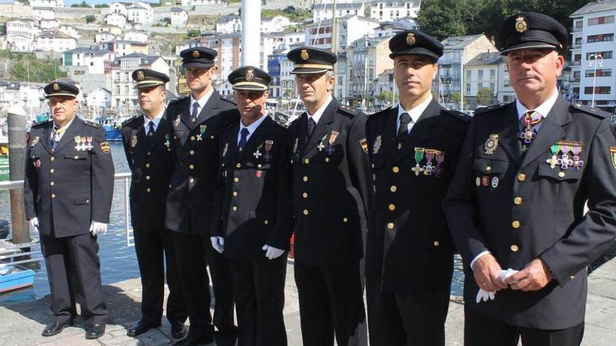 Ignacio González-Cachón, en el centro, con otros agentes, ayer, en Luarca.