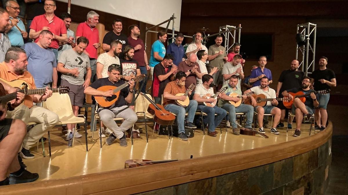 Los integrantes del Coro de Mérida durante un ensayo.