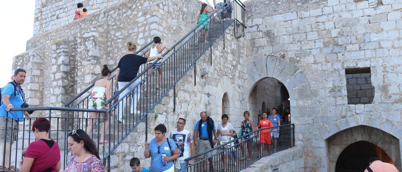 Imagen de archivo de antes del covid de visitas al castillo del Papa Luna, el recurso turístico más importante de Peñíscola.