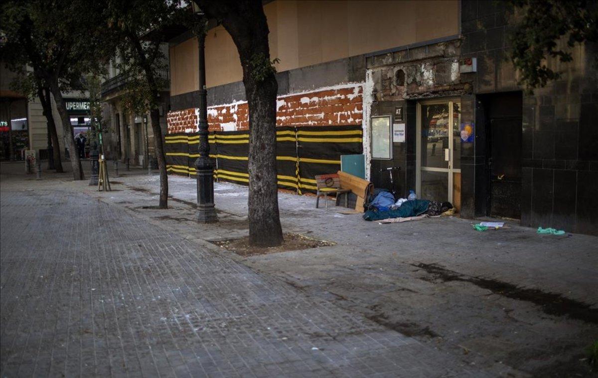 Un hombre de origen subsahariano duerme en el centro de Barcelona.