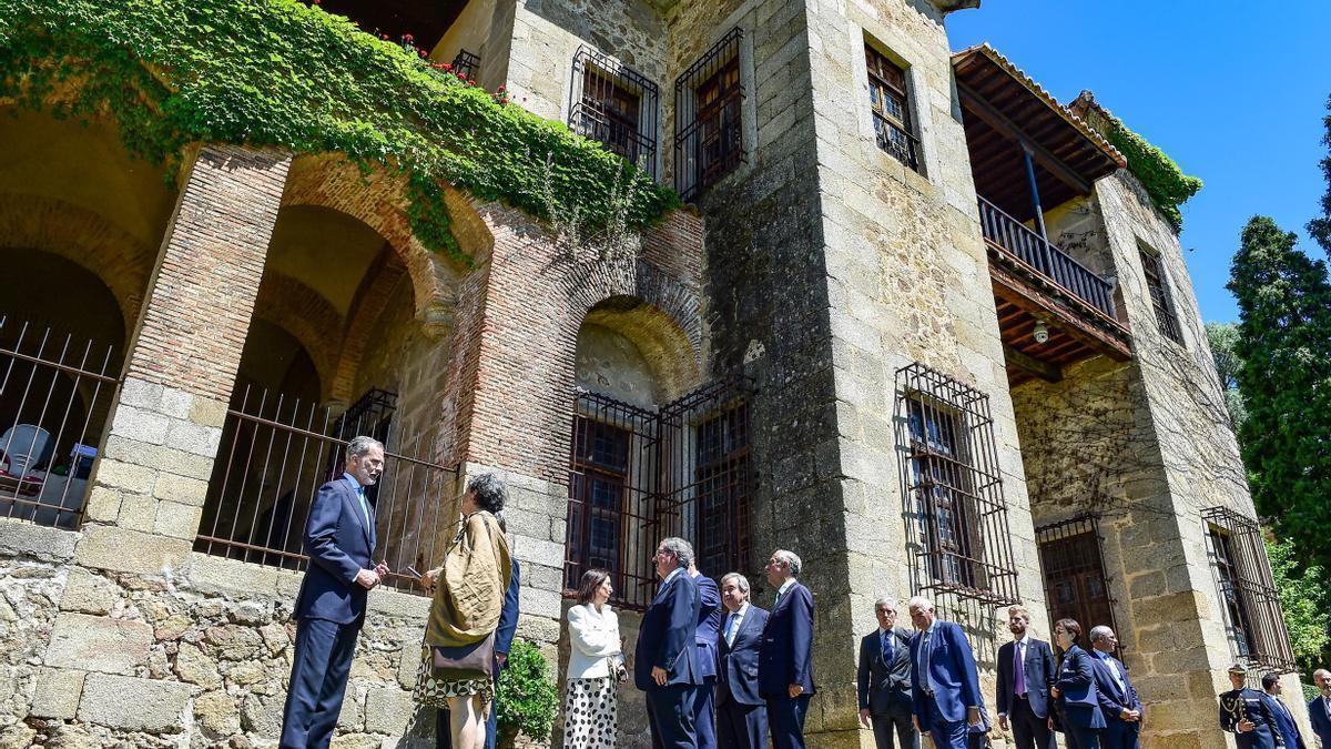 Visita de las autoridades por los exteriores del monasterio de Yuste, tras la entrega del premio Carlos V.