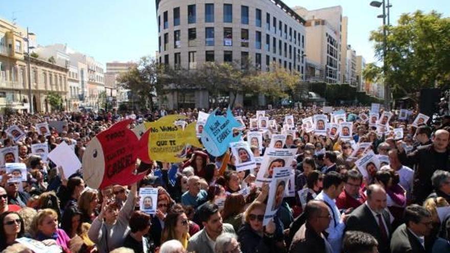 Unes 8.000 persones van acompanyar els pares de Gabriel en una concentració a Almeria.