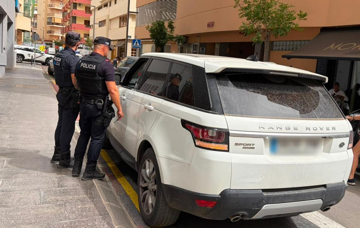 Detalle del coche multado por aparcar en un vado de la calle de Pere Francés de Ibiza.