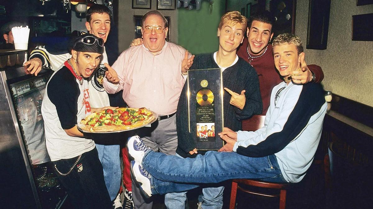 Lou Pearlman, con los miembros de *NSYNC (a la derecha, Justin Timberlake), en una imagen de 'Dirty Pop'.