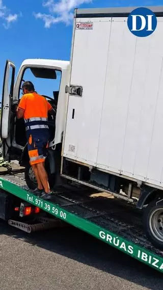 Un camión vuelca en Can Tomàs y colapsa la carretera de Ibiza a Sant Antoni