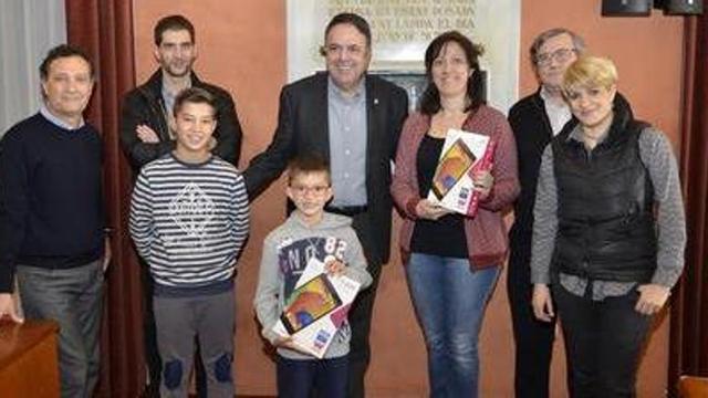 Imatge dels guanyadors amb l'alcalde Junyent.