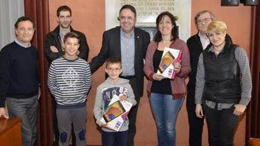 Imatge dels guanyadors amb l&#039;alcalde Junyent.