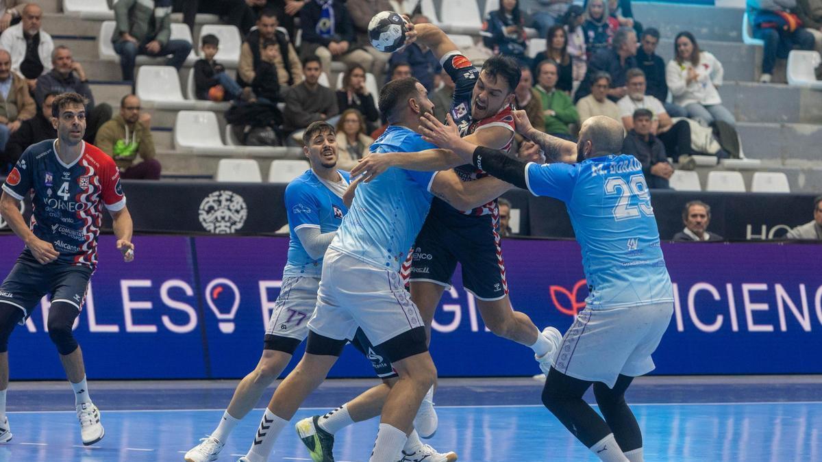 Las imágenes del partido de balonmano entre el Horneo Alicante y el Guadalajara