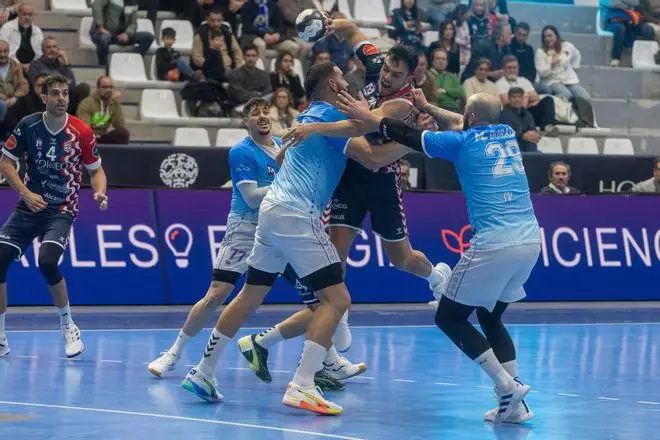Las imágenes del partido de balonmano entre el Horneo Alicante y el Guadalajara