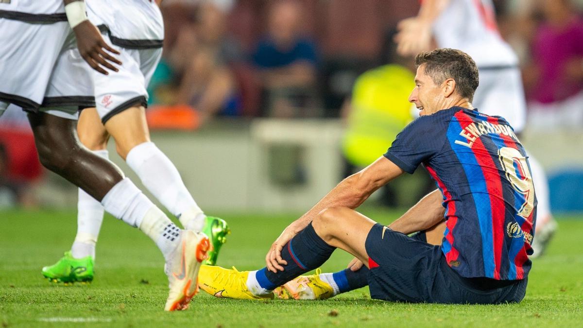 Lewandowski se lamenta durante el Barça-Rayo en el Camp Nou.