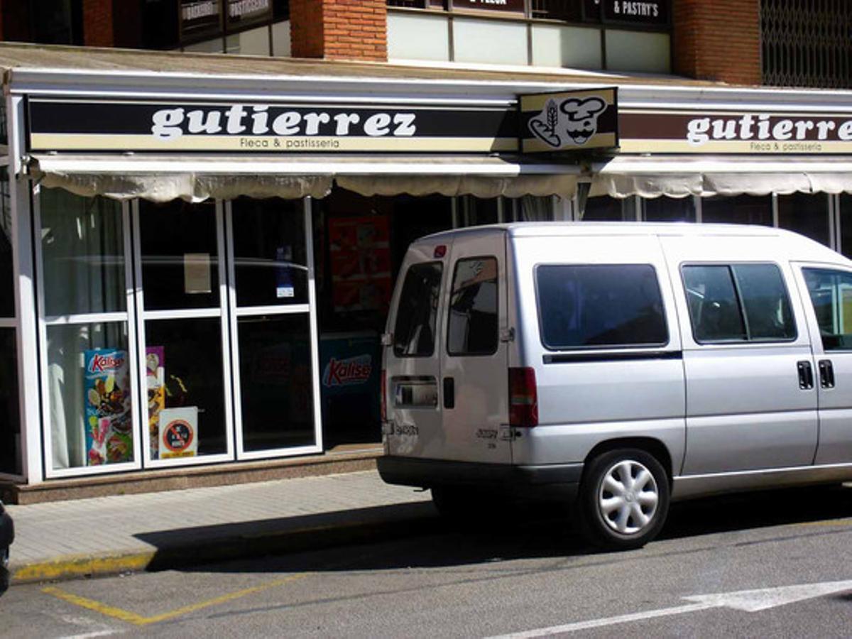 Senyal de trànsit camuflada a Blanes. Avís a conductors, residents i visitants de Blanes: quan circulin amb el vehicle per aquesta població, no busquin els senyals de trànsit que prohibeixen l’estacionament al lloc que indica la norma 8.1 de la Senyalització vertical de carreteres (2,20 metres d’altura), sinó al terra o dins dels aparadors, com passa al número 17 de l’avinguda de la Vila de Madrid. Si no la veuen, seran sancionats per la policia local.