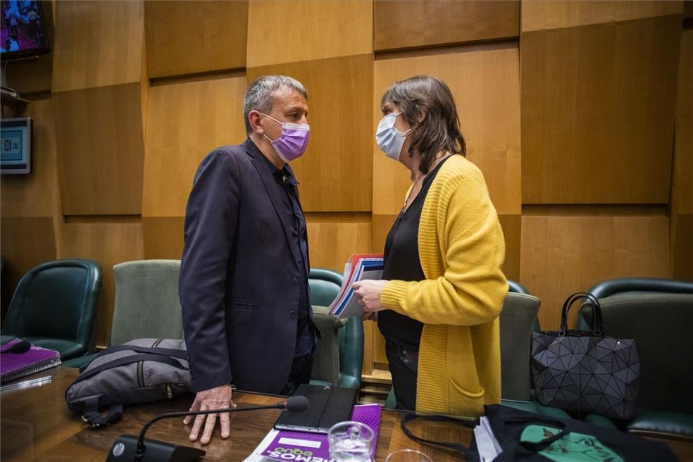 Fernando Rivarés, de Podemos, y Lola Ranera, del PSOE, antes del pleno municipal en Zaragoza