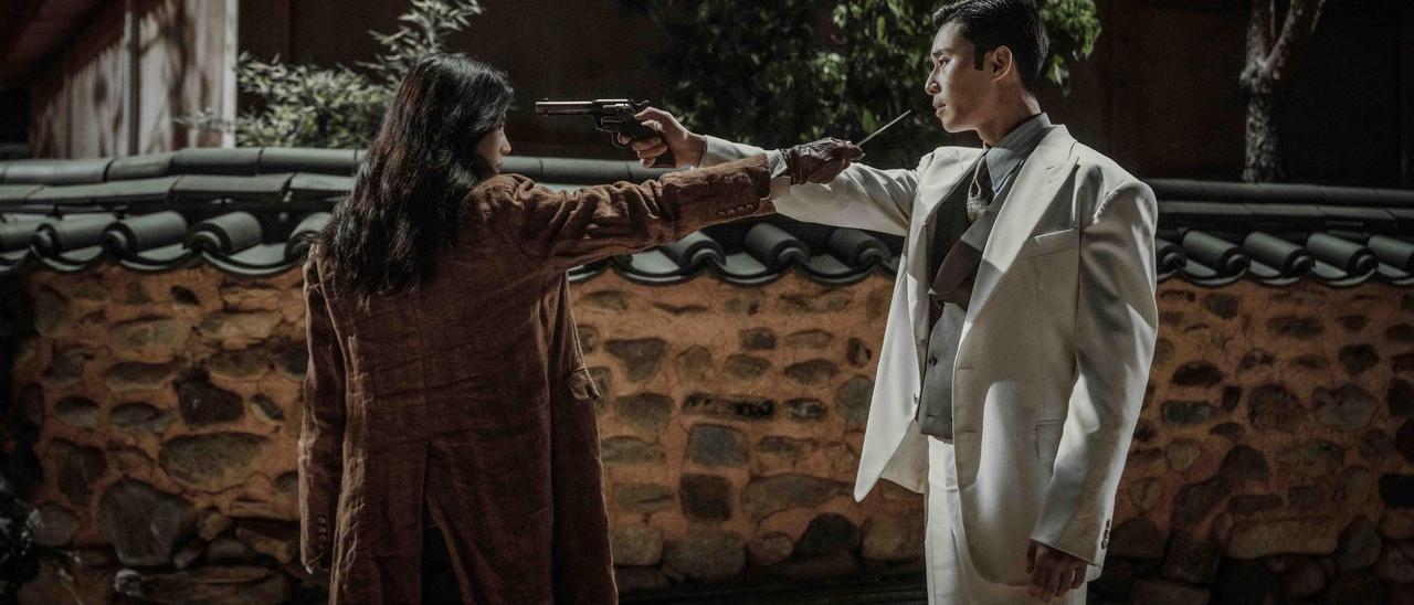 Han So-hee (Chae-ok) y Park Seo-joon (Tae-sang) en 'El monstruo de la vieja Seúl'