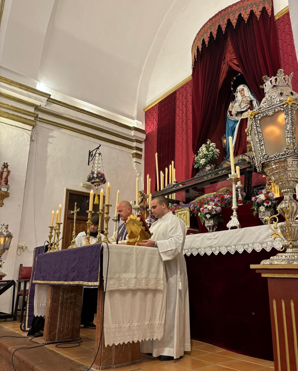 La hermandad de la Soledad de Villafranca cierra su triduo con un testimonio vocacional y una conferencia sobre liturgia cofrade.