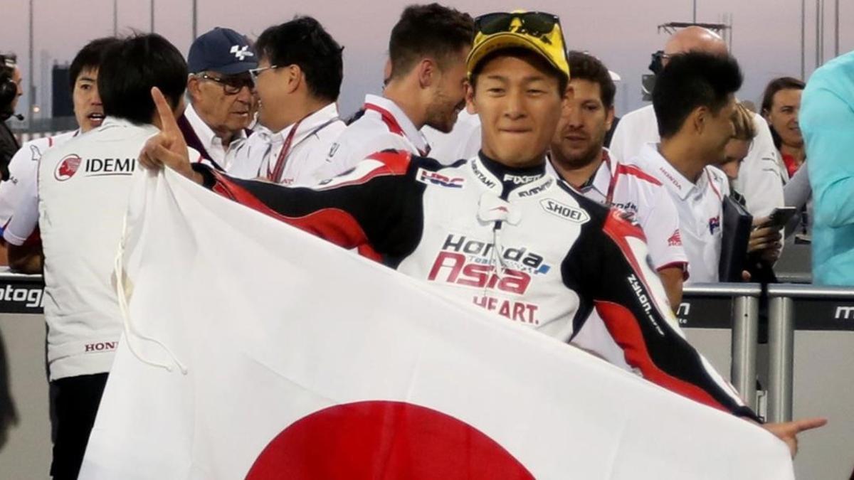 Kaito Toba, del Honda Team Asia, celebra su victoria, hoy, en Losail (Catar).