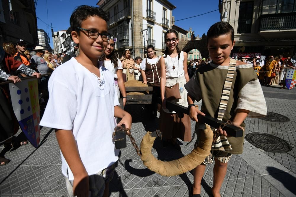 Miles de asistentes consolidan la Feira Franca como una de las fiestas históricas más destacadas de Galicia