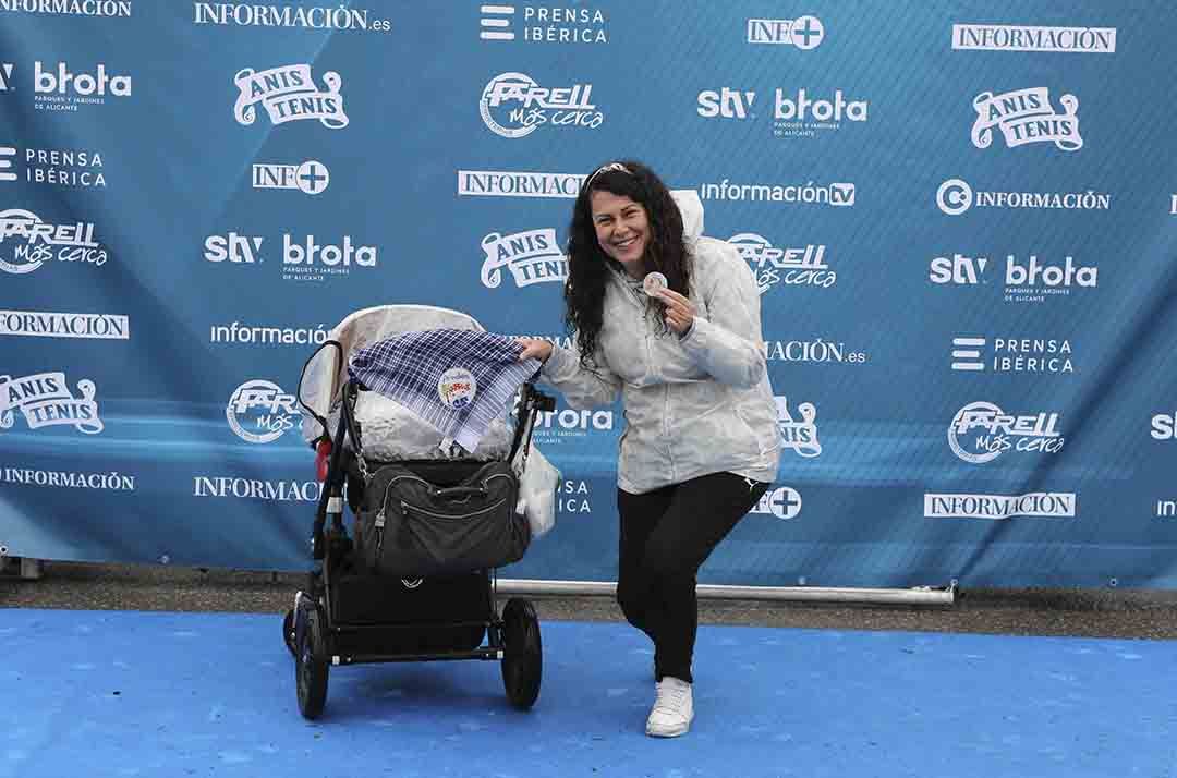 Santa Faz 2022: Numerosos participantes en la romería se fotografían en el photocall de Información