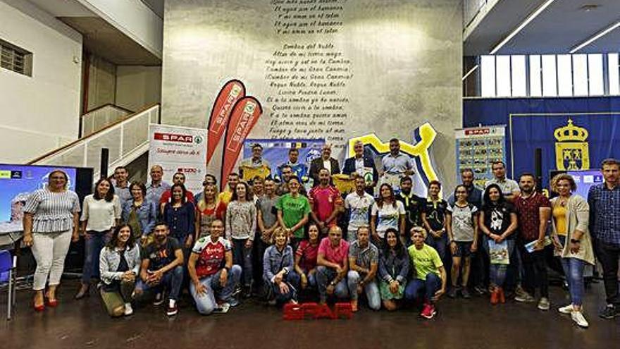 Los participantes en el Desafío 21 Spar, junto a autoridades y organizadores en la presentación oficial de ayer.