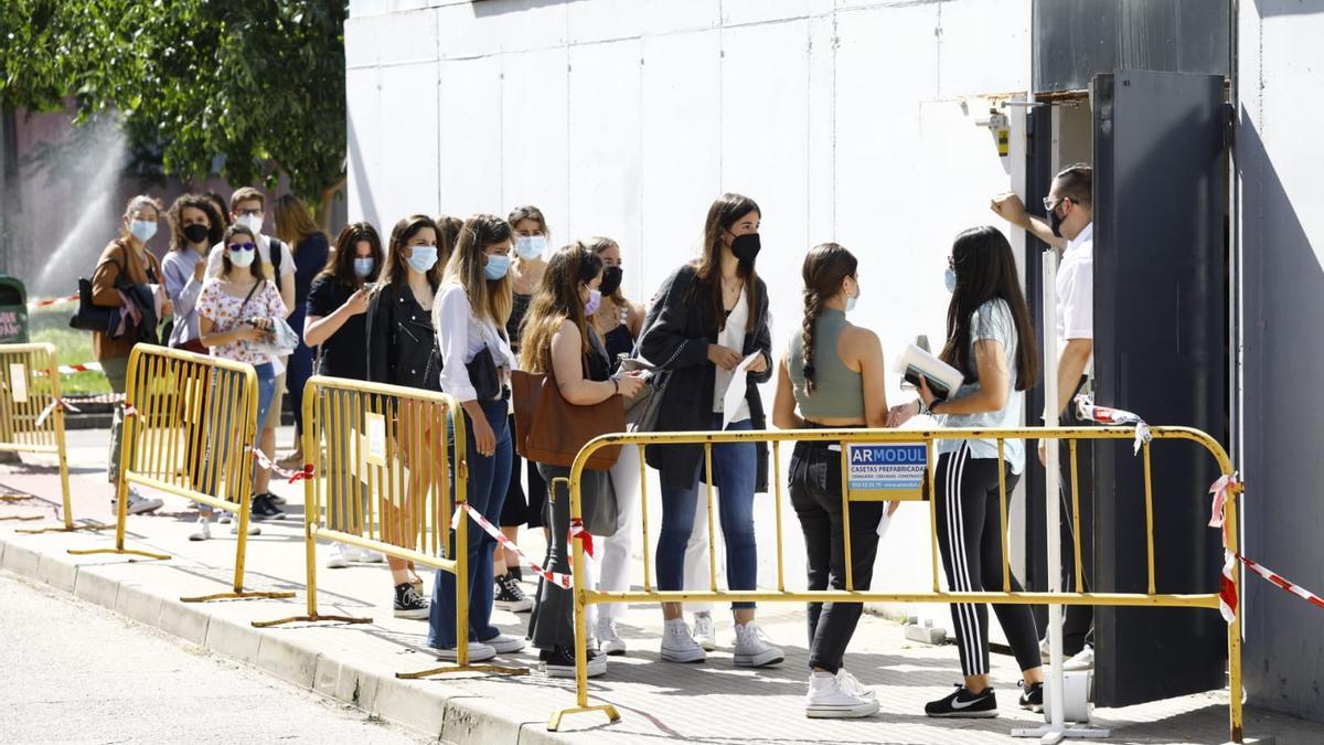 Filas de estudiantes esperando para vacunarse.