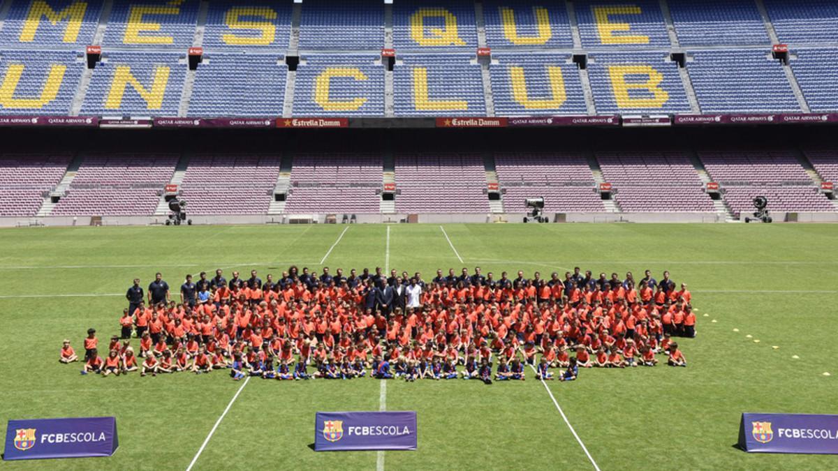 La foto final de la jornada de clausura de la FCBEscola de Barcelona en el centro del Camp Nou