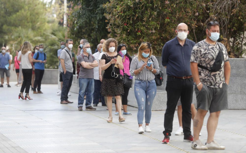 Colas en el primer día de apertura de los juzgados en València