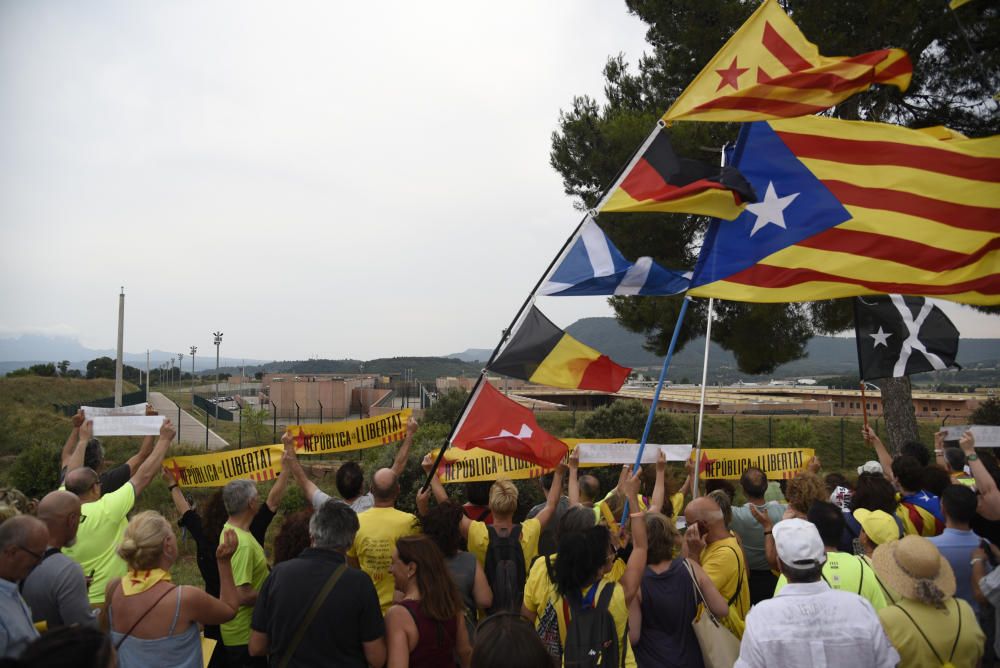 Concentració a Lledoners per l'alliberament dels independentistes presos