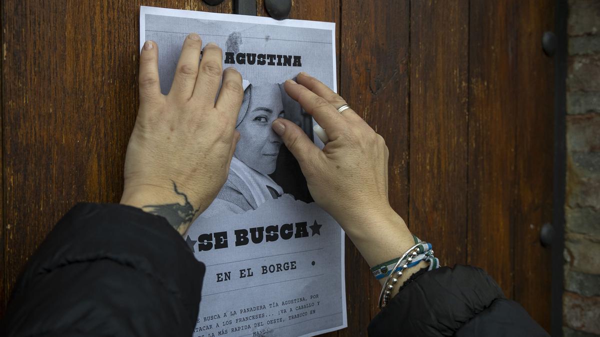 Cartel expuesto en una de las puertas de las casas del municipio de El Borge para la recreación de la historia de la 'Tía Agustina'.
