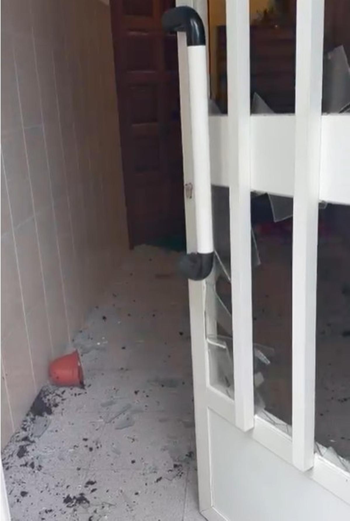 Estado en el que quedó la puerta de la vivienda en Vista Alegre